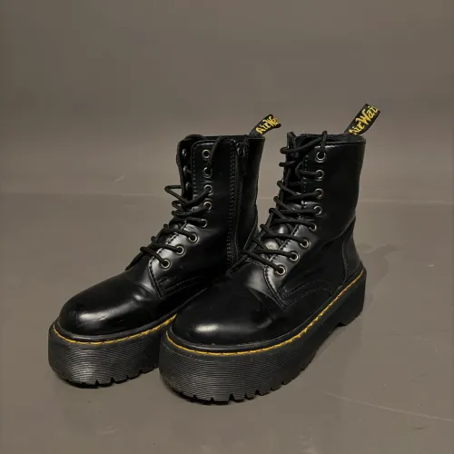 Bota Dr Martens Preta 39/40