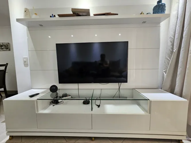 Rack com Painel para TV - Branco com Detalhes em Vidro
