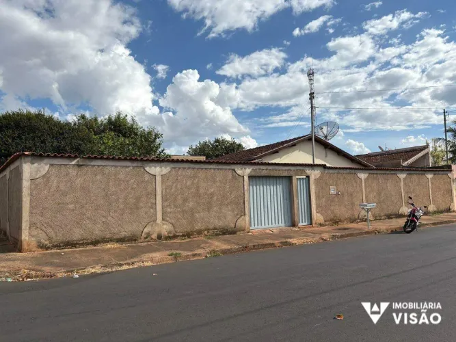 CASA À VENDA, 03 QUARTOS, 01 VAGA, JARDIM ESPIRITO SANTO - UBERABA/MG