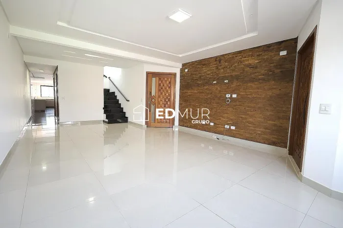 SOBRADO para ALUGUEL com 310m² no bairro Parque Oratório com 3 quartos e 6 vagas. Santo An