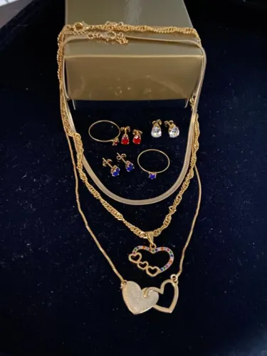 KIT COM COLAR BRINCOS E ANÉIS BANHADOS A OURO 18K