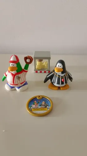 Club Penguin conjunto 2 bonecos com moeda e acessório (Série Limitada)