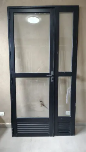 Porta de alumínio preto com vidro duplo 