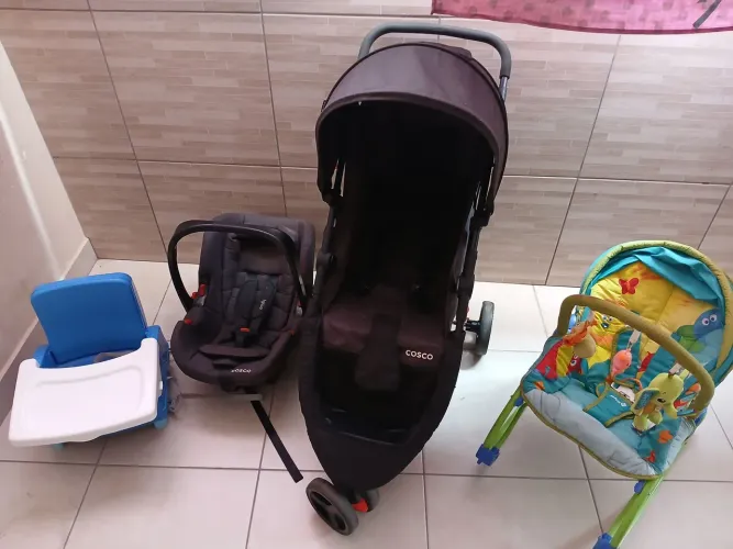 Kit - Carrinho e bebe conforto Cosco + cadeira de balanço Safety + Cadeira refeição Cosco