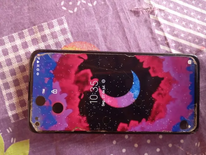 Vendo esse celular Motorola 64 gigas com umas pequenas manchas na tela mais não interfere