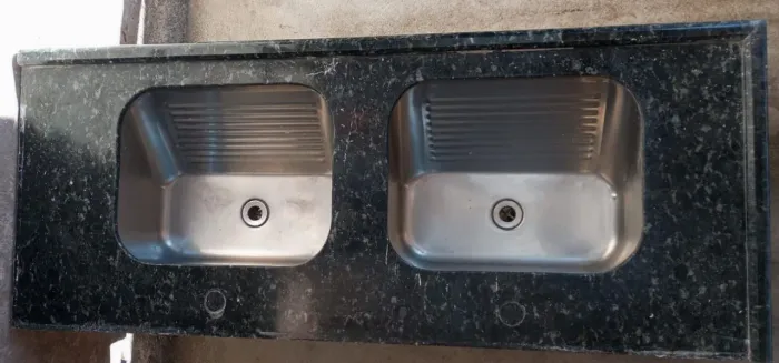 Vendo tanque de pedra Juatuba com dois bojos fundos de inox está muito conservado