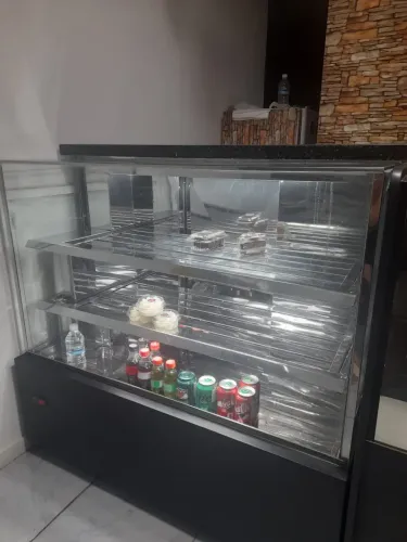 Expositor gelado para tortas, medindo 1,25 de comprimento e 1,26 de altura