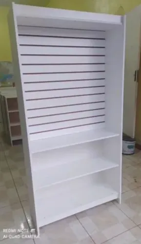 ESTANTE CANALETADA COM PRATELEIRA
