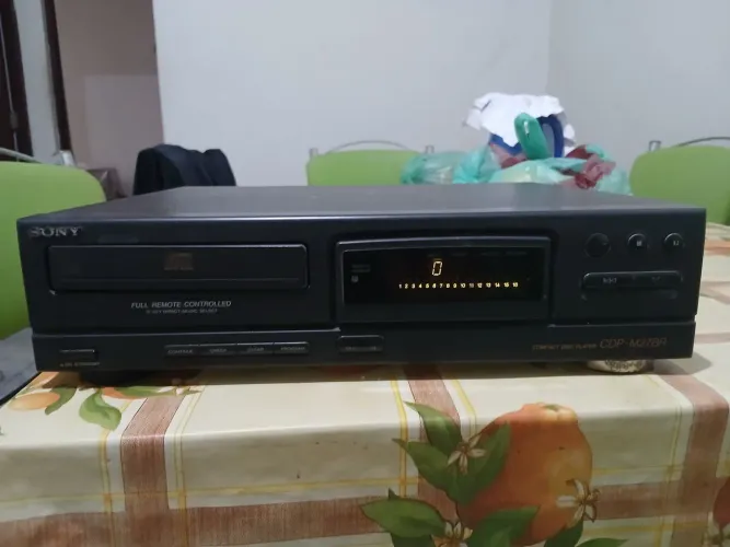 Cd Player Sony CDP-27BR no estado. Liga mas não lê cd.