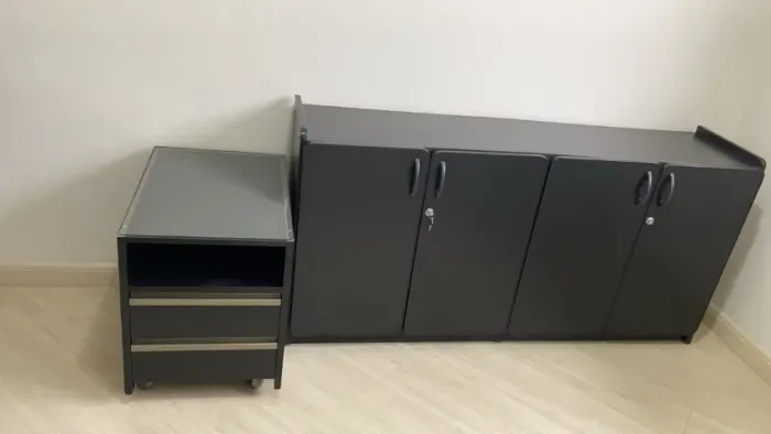 Gaveteiro preto com duas gavetas e Armário preto para escritório quatro portas 