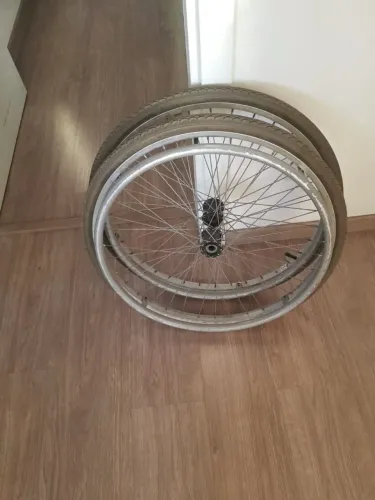 Pneu com rodas para cadeira de rodas