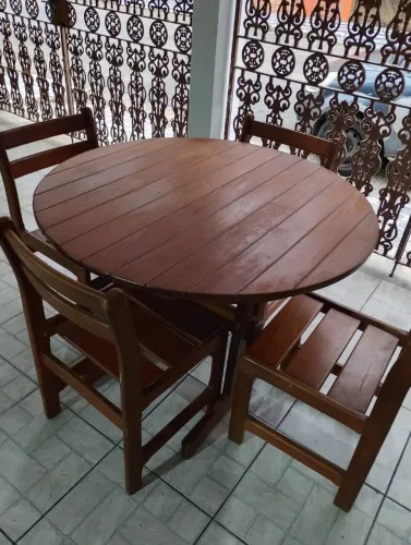 Mesa de madeira extensível com 4 cadeiras- ENTREGO!