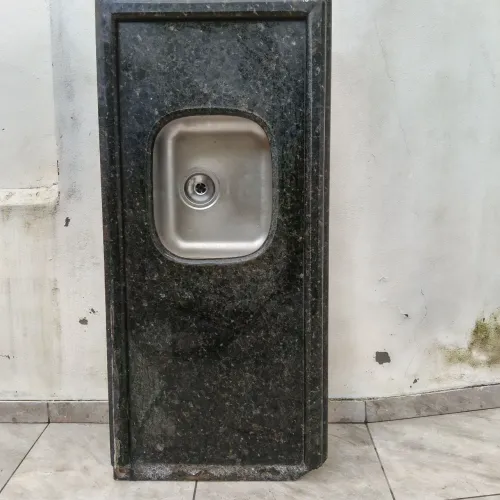 Pia de granito com cuba de inox 