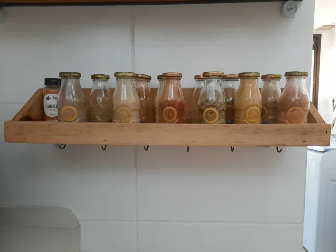 Prateleira de madeira com ganchos