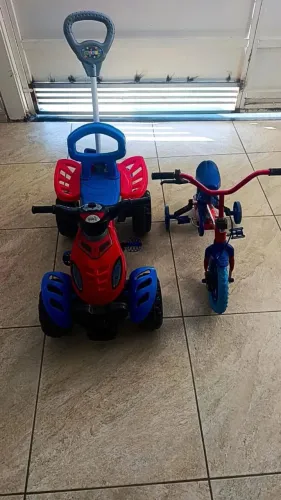 Bicicleta e carro quadriciclo infantil