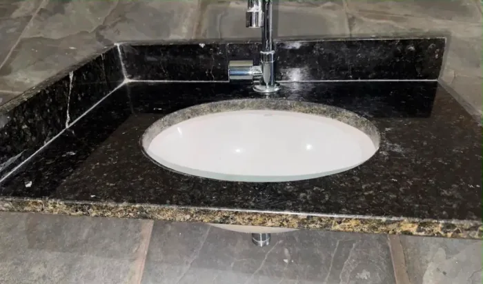 Pias de Banheiro em Granito preto ubatuba + Cuba Deca + Torneira