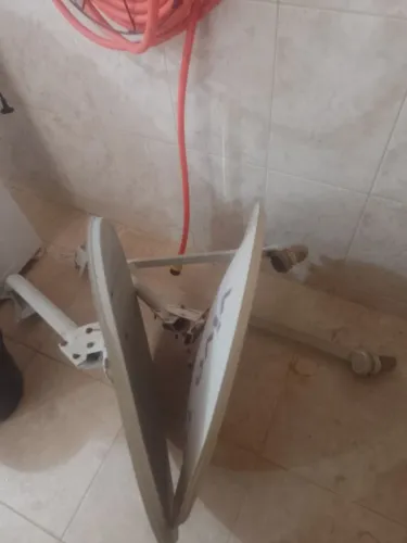 Duas antenas parabólicas