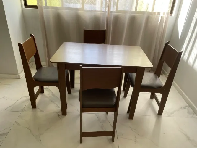 Mesa com 4 cadeiras