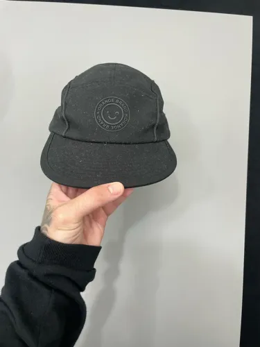 boné orange brand five panel preto