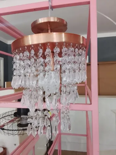 Pendente rose Gold com pedrinhas e iluminação em lâmpada neutra