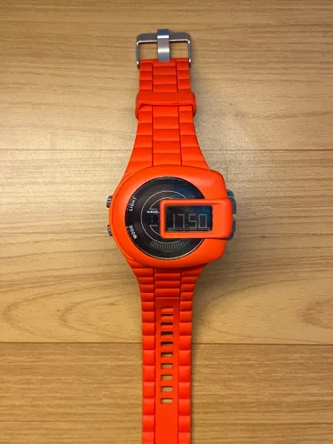 Relógio Diesel vermelho único no Brasil