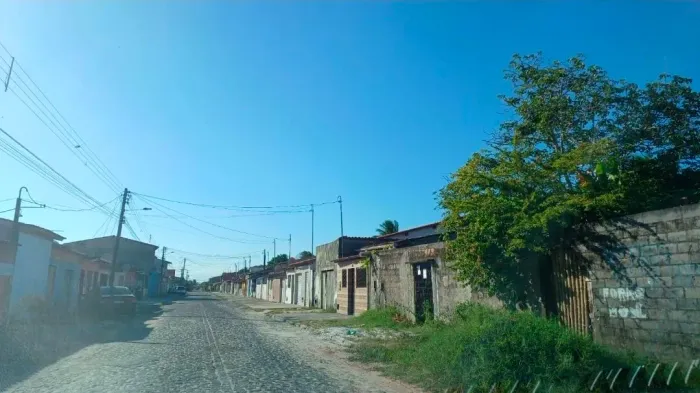 CASA ESCRITURADA À VENDA - CANAVIEIRAS/BA