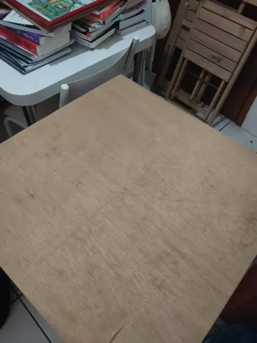 Mesa de madeira com 2 cadeiras