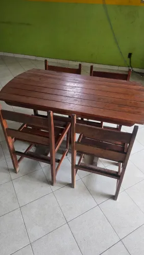 Conjunto de mesas com cadeiras