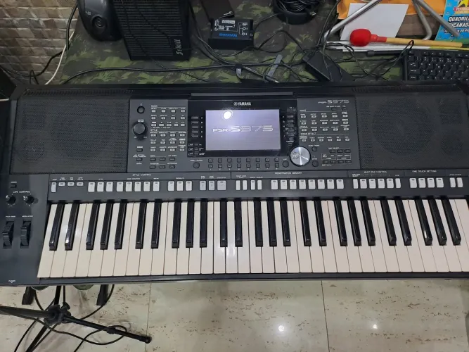 Teclado Yamaha psr s975 em ótimo estado de conservação, acompanha fonte original 