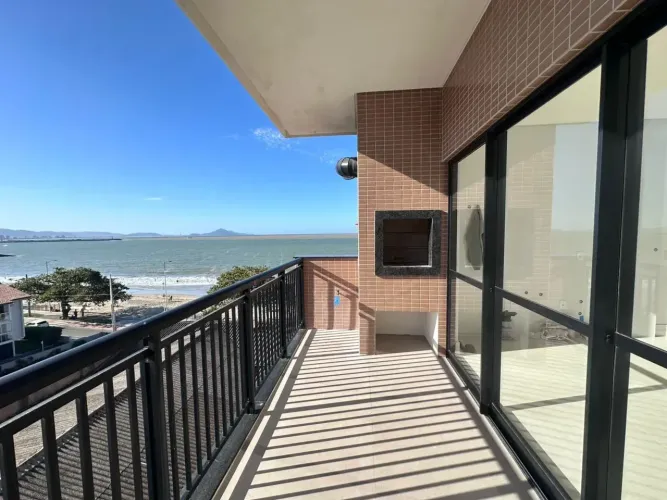 Cobertura duplex frente mar em Cabeçudas, 211 m², 3 suítes, 3 vagas, face norte