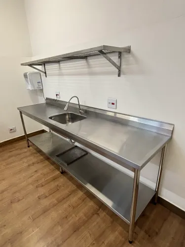 Bancada de aço inox 430 com pia