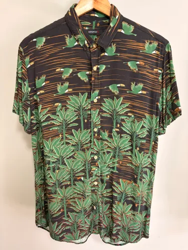 Camisa Reserva estampada tropical manga curta tamanho M em excelente estado