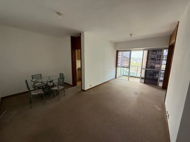 ALUGO QUARTO E SALA COM VAGA E VARANDA NA BARRA