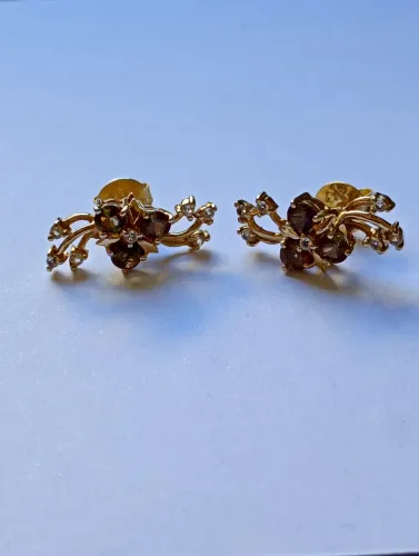 Brinco feminino dourado com cristais roxo escuro