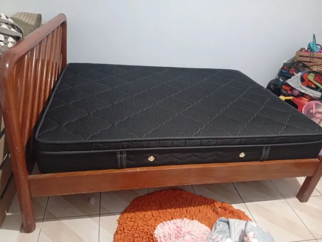 Cama de casal madeira maciça com colchão