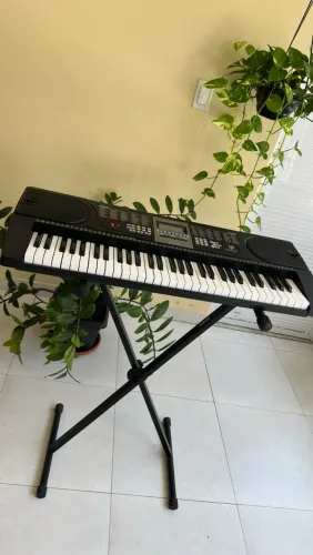 Teclado musical eletrônico com suporte 