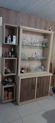 Cristaleira com três nichos móveis