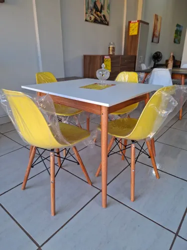 Mesa de jantar 4 lugares quadrada 
