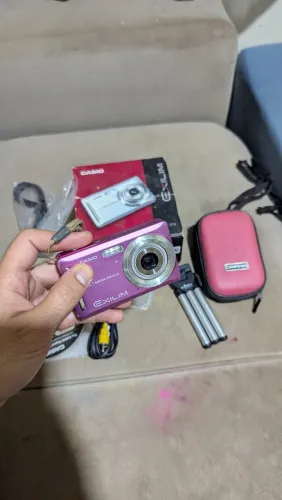Câmera Casio exilim ex-z9 (Caixa, cartão de memória, cabos, cd, tripé e capa)