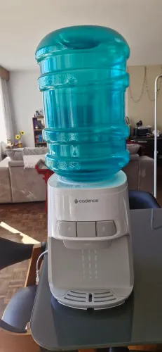 Bebedouro de agua com galão