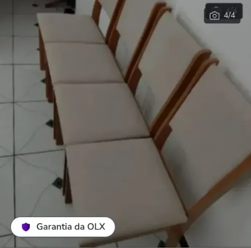 Mesa redonda com 4 cadeiras com estofados 