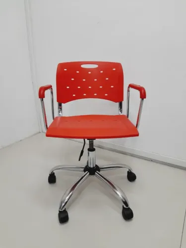 Cadeira vermelha de rodinhas