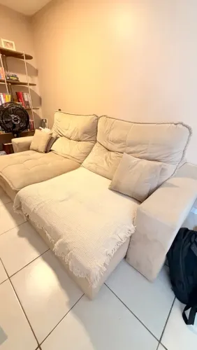 Sofá retrátil e reclinável bege