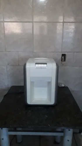 Bebedouro Electrolux serve água natural e gelada funcionando perfeitamente. 