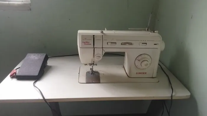 Máquina de costura Singer reta e Zig Zag