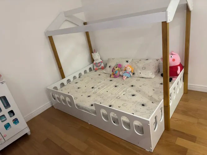 Mesa de escritório, Cadeira de escritório, Mesa de jantar 4 lugares e Cama Montessori