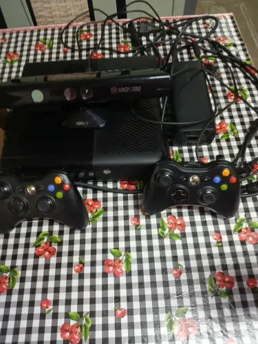 Xbox 360 slim desbloqueado controles originais kinect com 32 jogoss