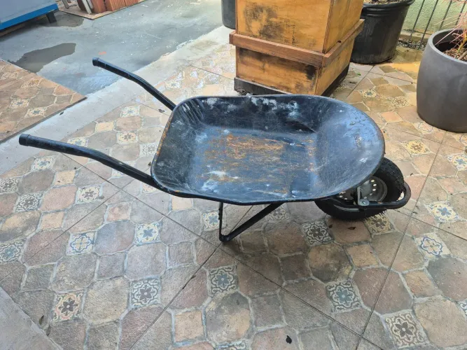 Carrinho de mão pouco uso