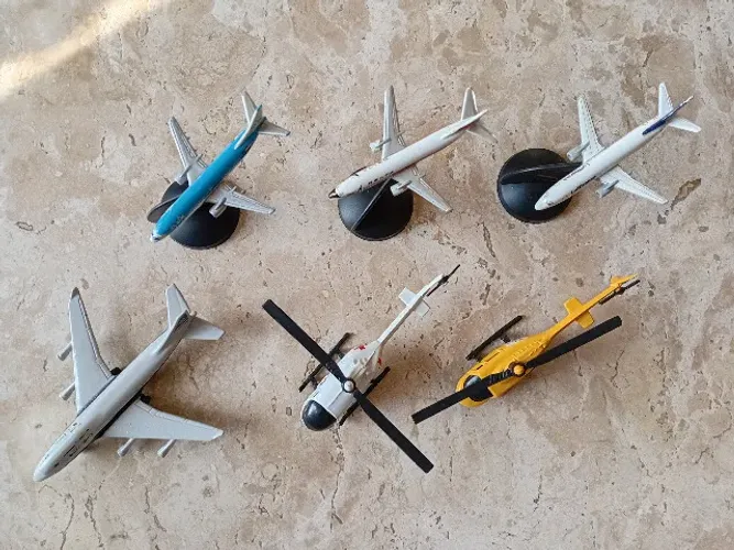 Coleção de aviões e helicópteros em miniatura