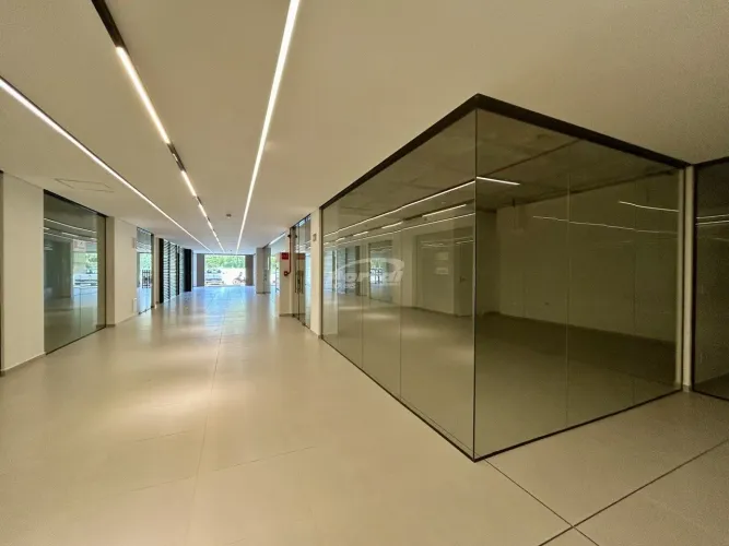 Sala térrea nova disponível para locação no bairro Centro em Balneário Piçarras/SC. (Cód. 